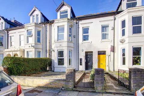 Grosvenor Place, Jesmond, 2 bed flat for sale