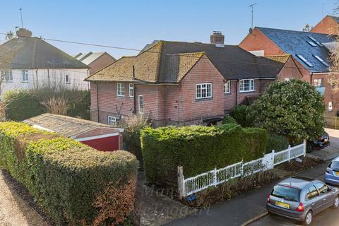 Holtye Avenue, East Grinstead RH19 3 bed semi