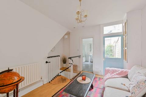 Garratt Lane, Earlsfield, London, SW18 3 bed maisonette for sale