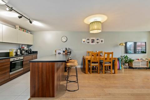Kew Bridge Road, Brentford, Middlesex 2 bed flat for sale