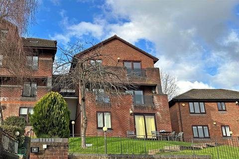 Mill Street, Redhill 2 bed flat for sale