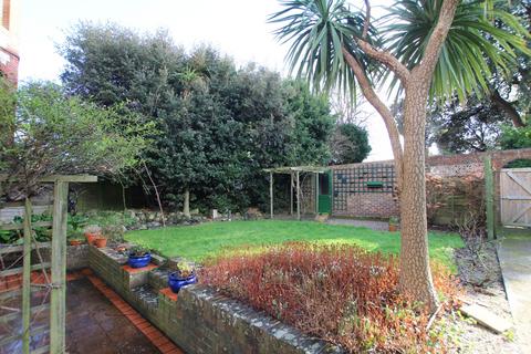 Grange Gardens, Eastbourne, BN20 7DA 2 bed flat for sale