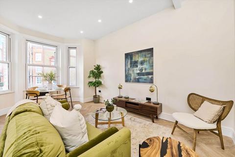 Latchmere Road, London SW11 3 bed flat for sale