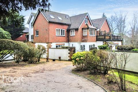 Hazel Grove, HINDHEAD 2 bed apartment for sale