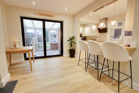 BITTERNE PARK! NO FORWARD CHAIN!... 3 bed semi