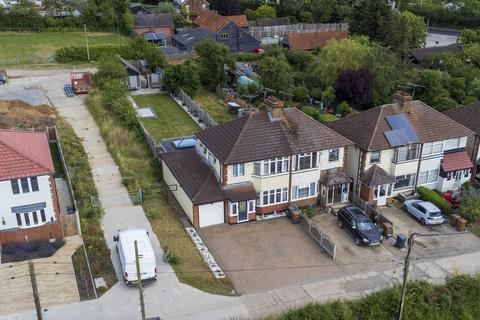 Lynfords Drive, Wickford, SS11 3 bed semi