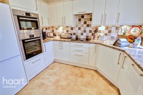 Minster Court, Bracebridge Heath 2 bed apartment for sale