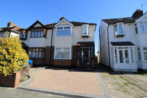 Chester Avenue, Upminster RM14 3 bed semi