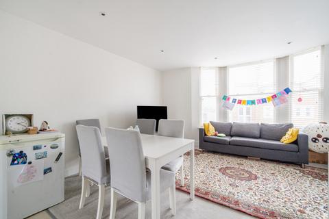 Askew Road, London 3 bed apartment for sale