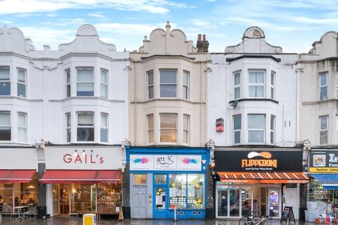 Askew Road, London 3 bed apartment for sale
