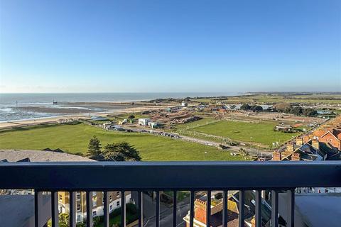 Kingmere, Littlehampton BN17 3 bed penthouse for sale