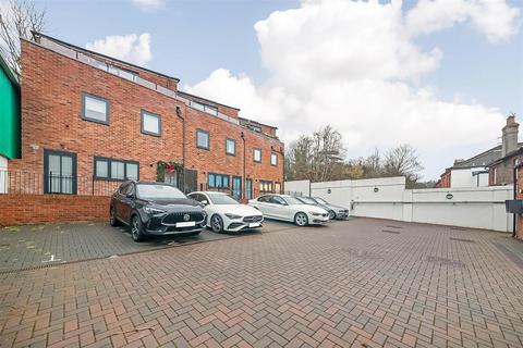 Croydon Road, Caterham CR3 2 bed duplex for sale