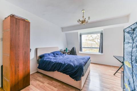 Howard Road, SE25, South Norwood... 2 bed flat for sale