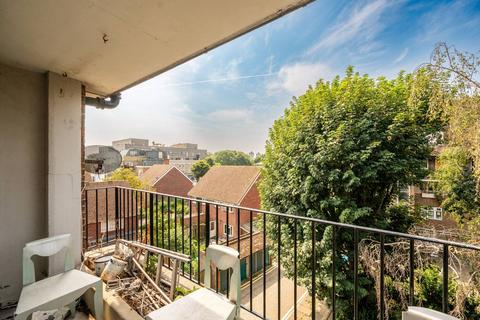 Delverton Road, Kennington, London, SE17 2 bed flat for sale