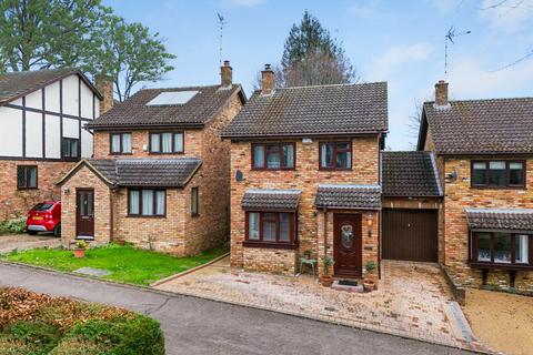 Juniper Gardens, Welwyn AL6 3 bed link detached house for sale