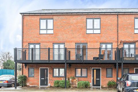 Pinewood Way, Chichester, PO19 4 bed terraced house for sale