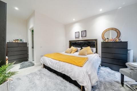 Askew Road, London 3 bed apartment for sale