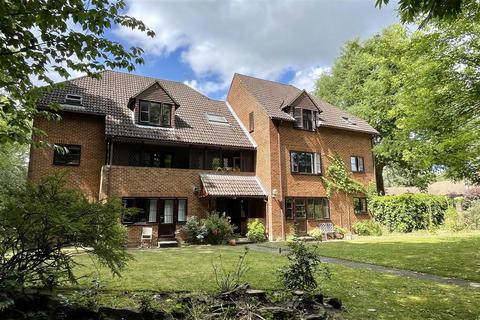 Busbridge, Godalming 2 bed flat for sale