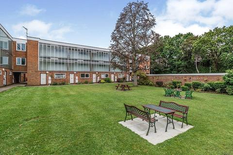 Lovelace Gardens, Surbiton KT6 1 bed flat for sale