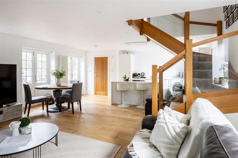 Reigate Road, Buckland, Betchworth 2 bed coach house for sale