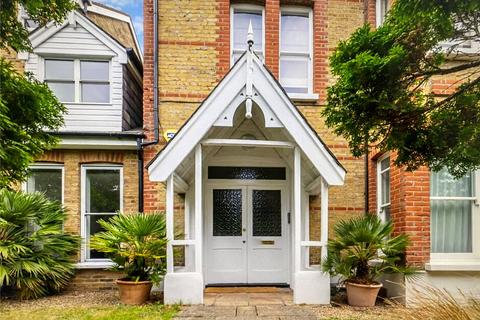 Lion Gate Gardens, Kew, Surrey, TW9 3 bed apartment for sale