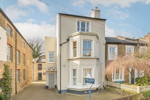 Grosvenor Road, Twickenham TW1 2 bed flat for sale