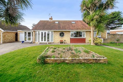 18 Blenheim Court, Aldwick, PO21 3 bed detached bungalow for sale