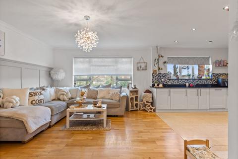 Churchill Road, Horley RH6 2 bed flat for sale