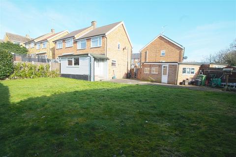 Balmoral Close, Billericay CM11 3 bed semi