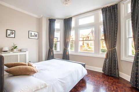 Dartmouth Road, Willesden Green... 3 bed flat for sale