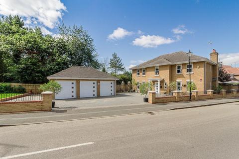 Turnberry Lane, Northampton NN4 5 bed detached house for sale