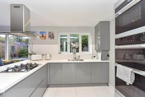 Sunningdale Drive, Gillingham ME8 4 bed semi