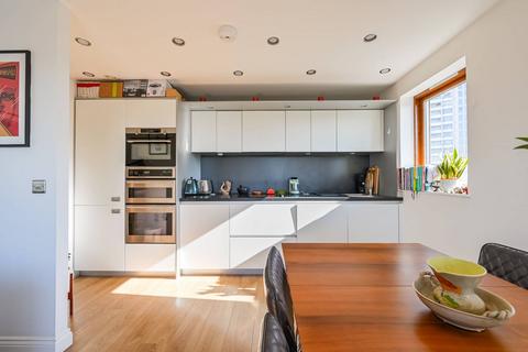 8 Trevithick Way, London E3 2 bed flat for sale