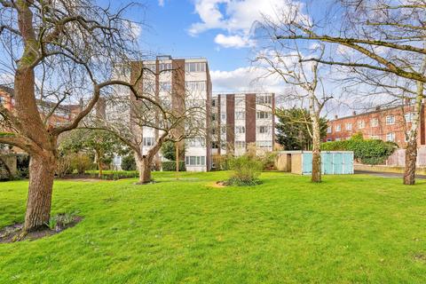 Craigside, Kingston Upon Thames KT2 2 bed apartment for sale