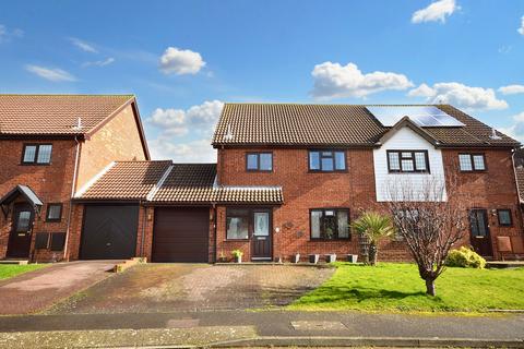 Middlemead, Folkestone CT19 3 bed semi