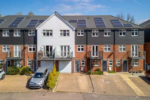 Bassetsbury Lane, Buckinghamshire HP11 3 bed terraced house for sale