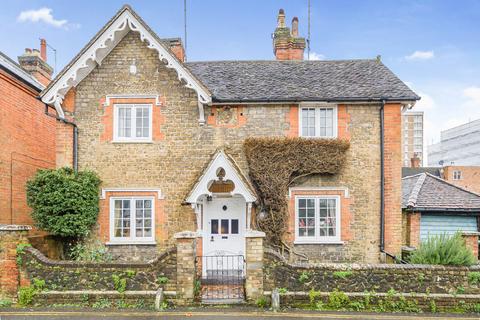 Bury Fields, Surrey GU2 3 bed detached house for sale