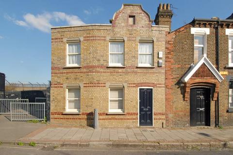 Eversleigh Road, London SW11 1 bed flat for sale