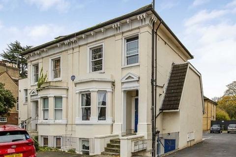 Uxbridge Road, London W7 1 bed flat for sale