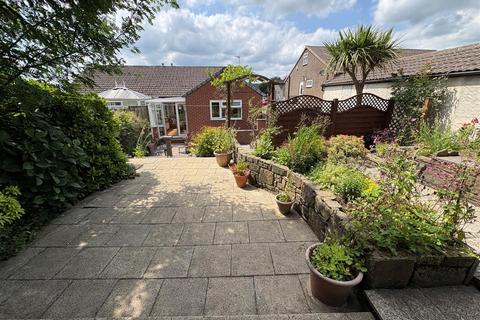 Moor Close Road, Queensbury, Bradford 3 bed semi