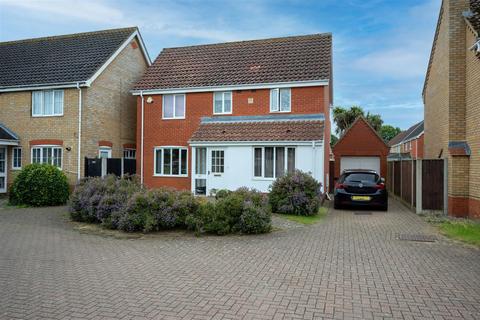 Seafields Drive, Hopton, Great Yarmouth 3 bed detached house for sale