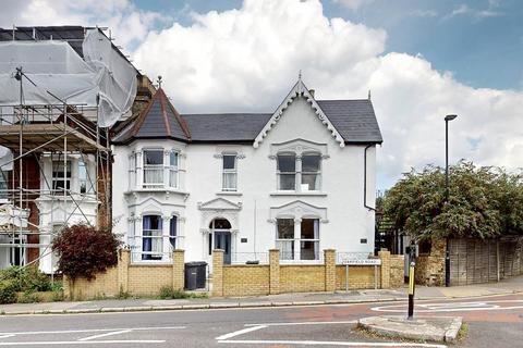 Oakfield Road, Finsbury Park 3 bed flat for sale