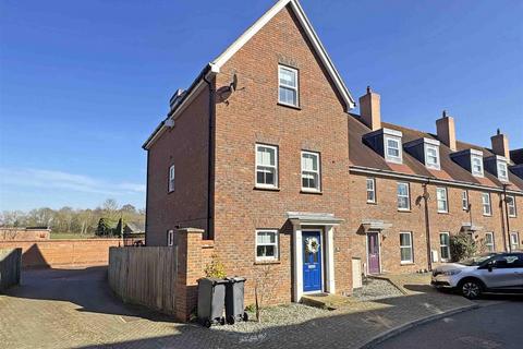 Peter Taylor Avenue, Braintree 4 bed end of terrace house for sale