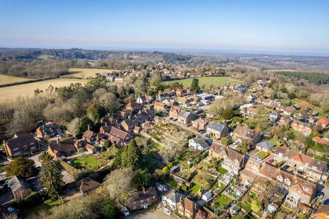 Church Hill, West Hoathly, RH19 2 bed semi
