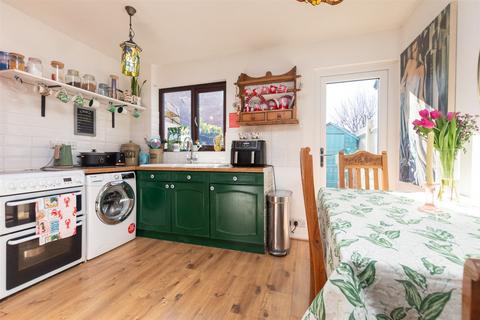 Kenwyn Road, Dartford, Kent 2 bed end of terrace house for sale