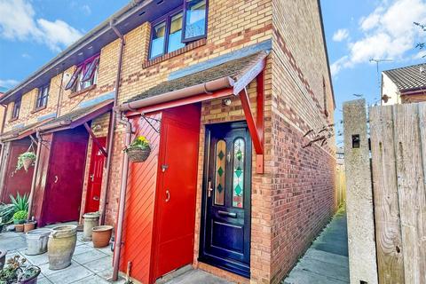 Kenwyn Road, Dartford, Kent 2 bed end of terrace house for sale