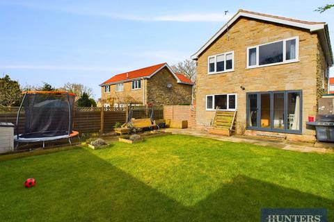 Dovecot Close, Gristhorpe 3 bed detached house for sale
