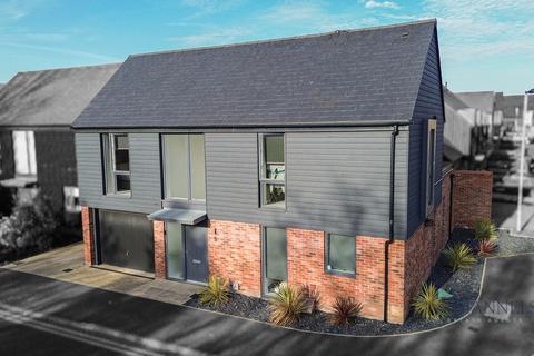 Channels, Chelmsford CM3 3 bed detached house for sale