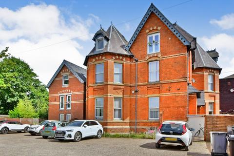 Washway Road, Greater Manchester M33 2 bed apartment for sale