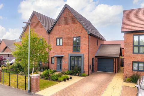 Goodwood Crescent, Berkshire RG45 3 bed semi